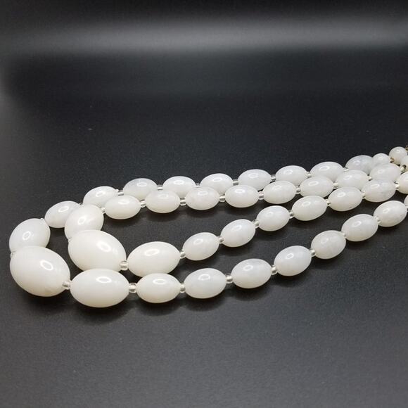 Vintage 1950s White Lucite Bead Necklace 2 Strands Graduated Oval Beads - Picture 4 of 7